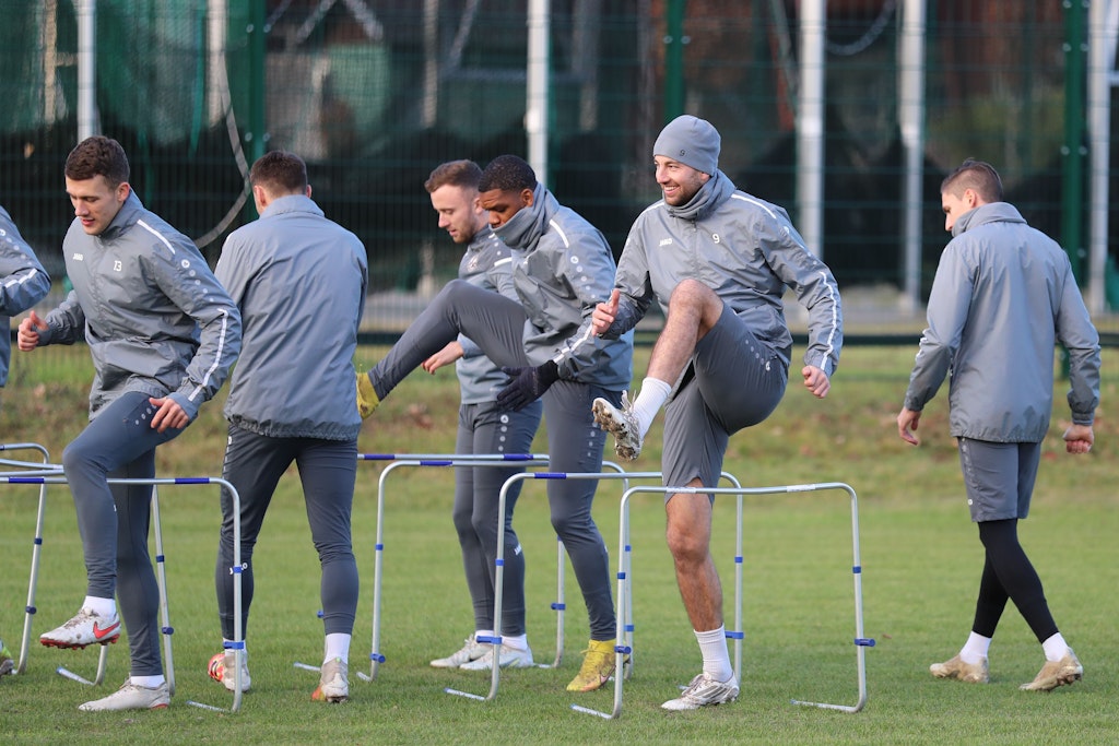 Und hoch das Bein: Beim Trainingsstart des BFC Dynamo herrschte gute Laune.