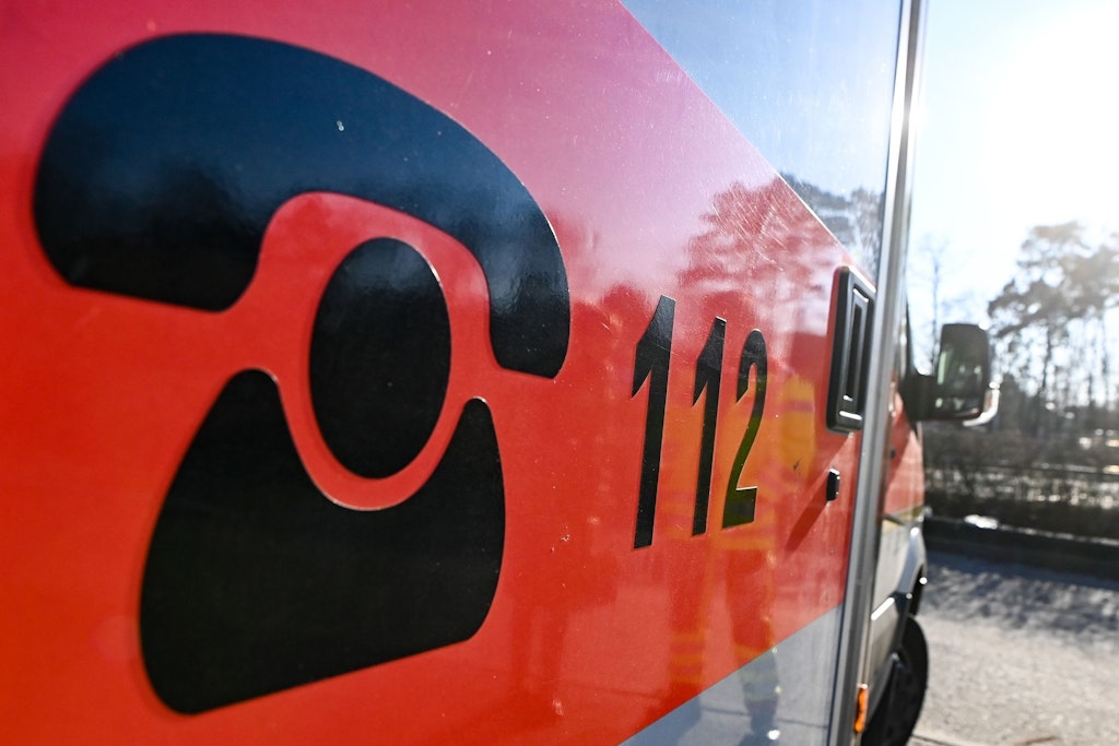 Der Schriftzug 112 für die Notrufnummer steht auf einem Rettungswagen (Symbolbild). 