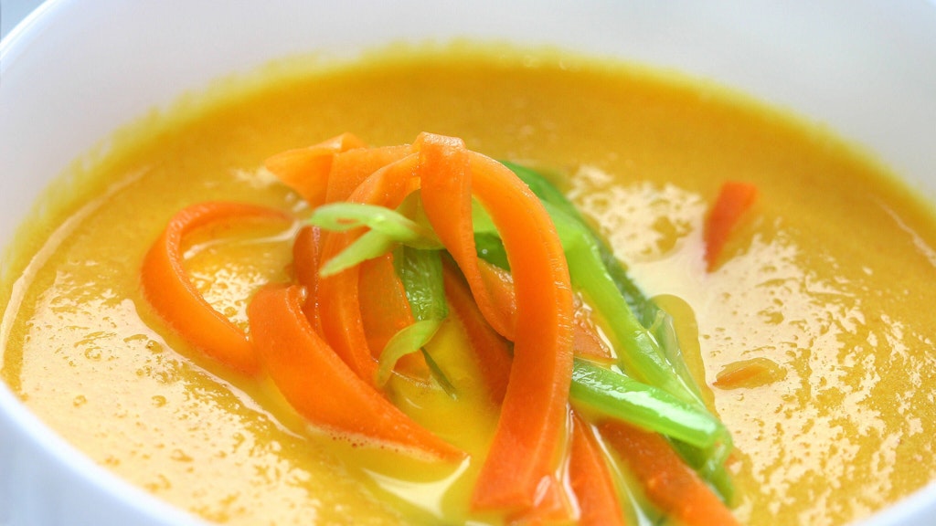 Wer mag, kann am Ende ein paar Möhrenstreifen in die Suppe geben. Das Rezept schmeckt aber auch ohne einfach toll.