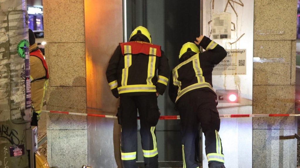 Feuerwehrleute sondieren die Lage an dem feststeckenden Fahrstuhl in Berlin Neukölln. 