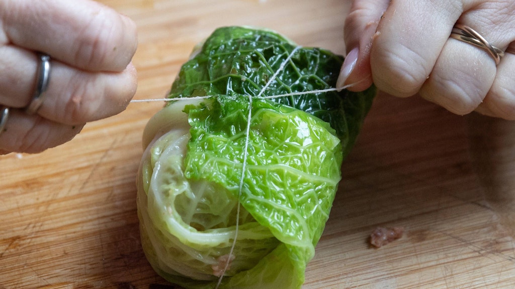 Kohlrouladen kann man mit einer dünnen Schnur zusammenbinden, damit sie beim Braten nicht aufgehen.