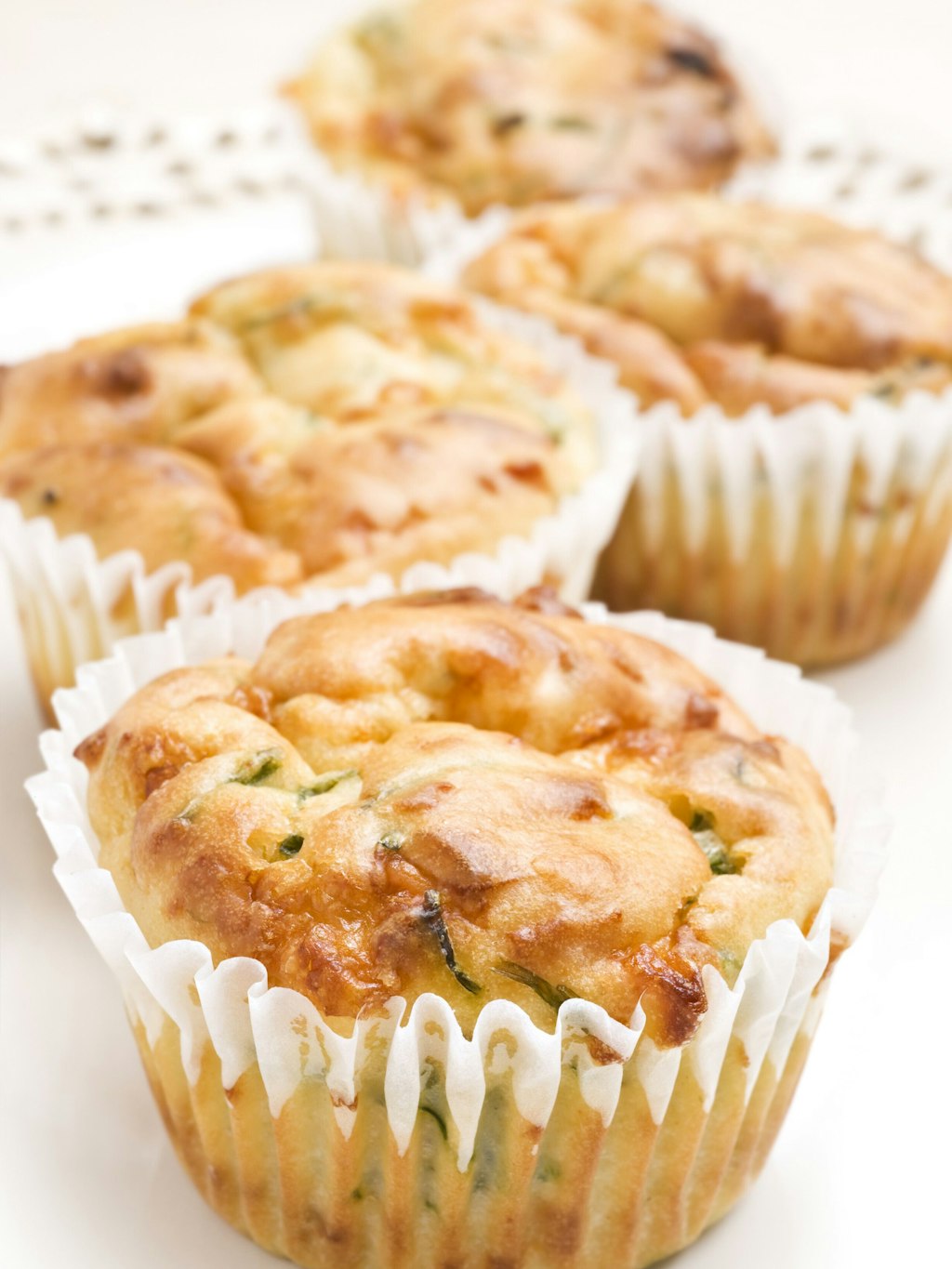 Die Spinat-Muffins sind schnell gemacht und schmecken zum Frühstück sehr lecker. Und: Das Rezept kommt mit einfachen Zutaten aus!