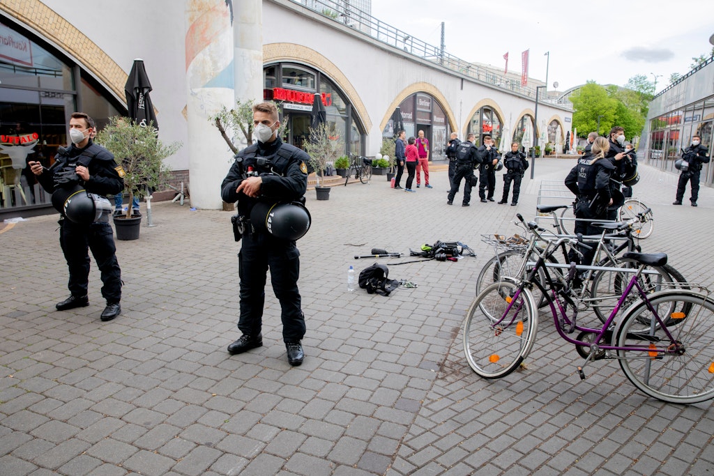 Ausrüstung eines Kamerateams liegt nach einem Übergriff zwischen Alexanderplatz und Hackescher Markt auf dem Boden. 