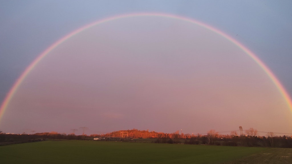 Am Mittwochmorgen zeigte der Regen über Berlin sein liebenswertes Gesicht: Die niedrig stehende Sonne zauberte diesen wunderbaren Regenbogen an den Himmel. Der Fotograf Morris Pudwell hielt für den KURIER fest, wie er sich über den Süden Neuköllns spannte.