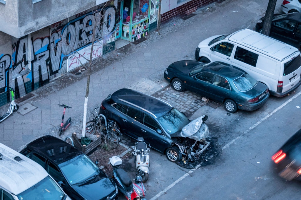 Ausgebrannte Fahrzeuge nach Randale in der Silvesternacht in der Sanderstraße in Berlin-Neukölln. 