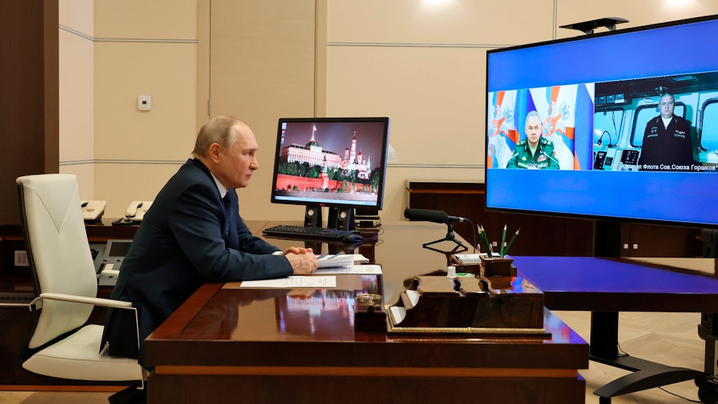 Vor dem Hintergrund erheblicher Verluste in der Ukraine stellte Kremlchef Wladimir Putin die neue Hyperschallrakete „Zirkon“ in Dienst.