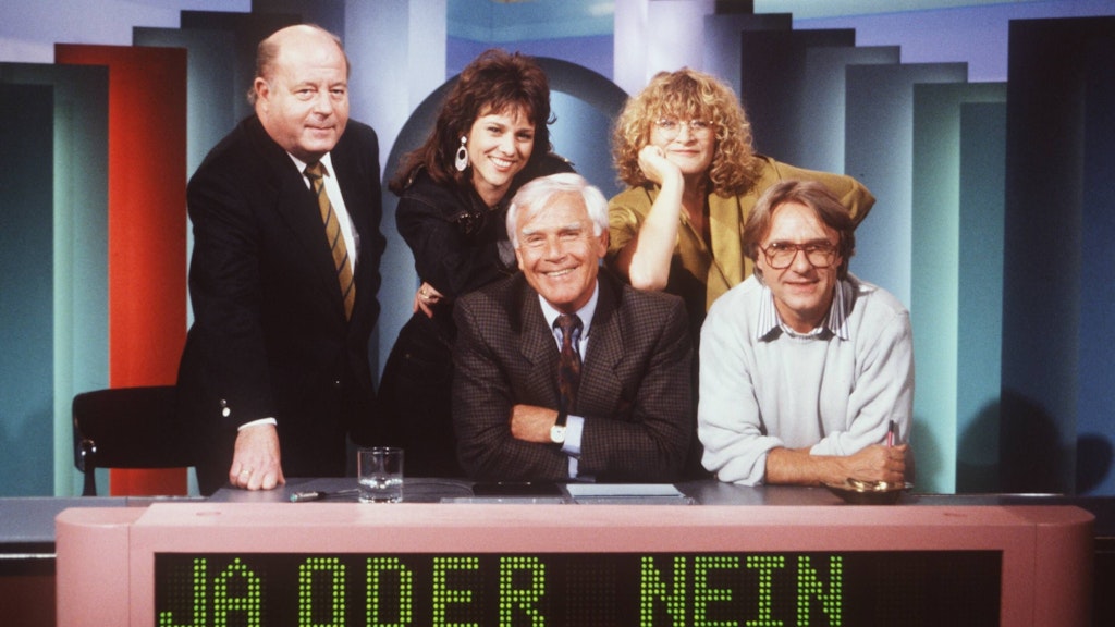Joachim Fuchsberger (vorne links) mit Rate-Team seiner Show „Ja oder Nein“ mit Emil Steinberger und hinten stehend von links: Gerhard Konzelmann, Vera Russwurm, Alice Schwarzer