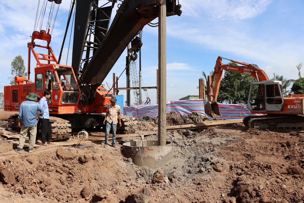 Einsatzkräfte in Vietnam versuchten vergeblich, den zehnjährigen Nam aus einem 35 Meter tiefen Betonrohr zu retten.