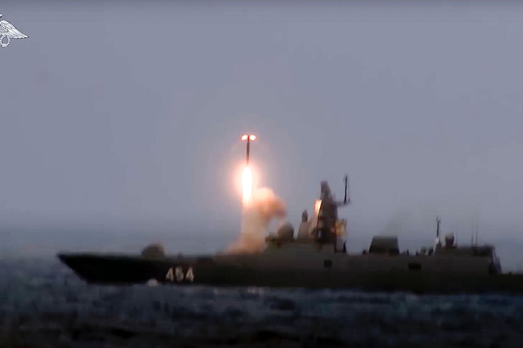 Bei einer Militärübung wird ein „Zirkon“-Marschflugkörper von einer Fregatte der russischen Marine gestartet.