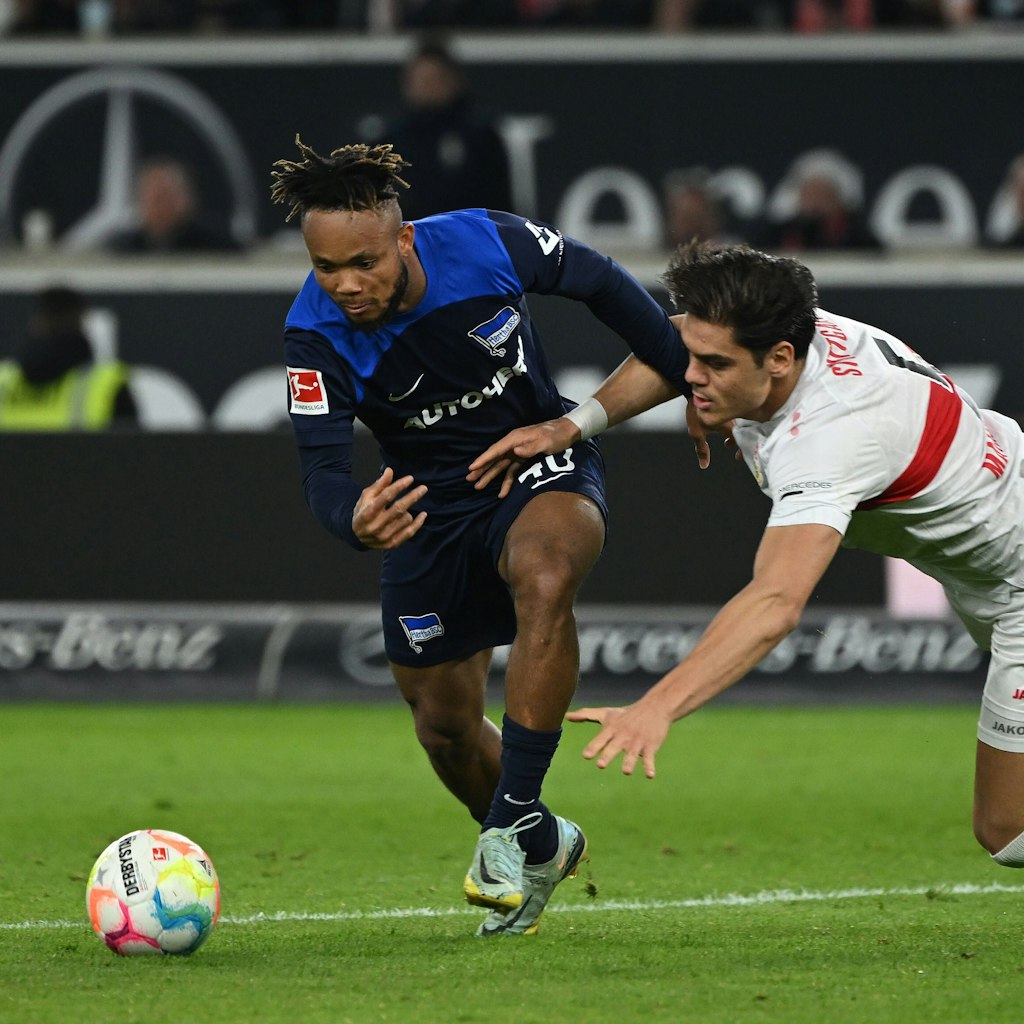 Herthas Chidera Ejuke bringt bei seinen Dribblings sogar die Gegenspieler wie Stuttgarts Mavropanos ins Stolpern.