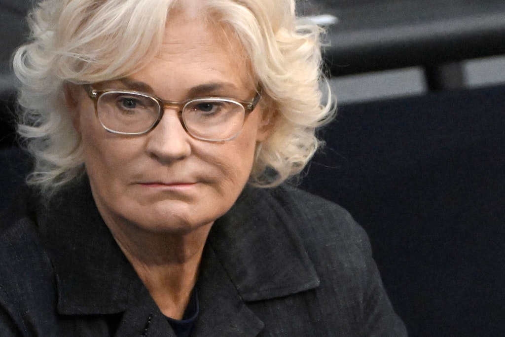 Ende einer Fehlbesetzung. Verteidigungsministerin Christine Lambrecht tritt von ihrem Amt zurück.