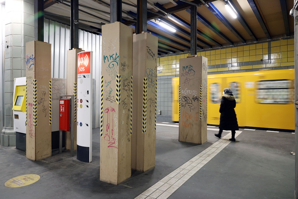 Der untere Teil des U-Bahnhofs Hermannstraße wird saniert. Und auf der ganzen Linie 8 sinken die Temperaturen in den Waggons. 