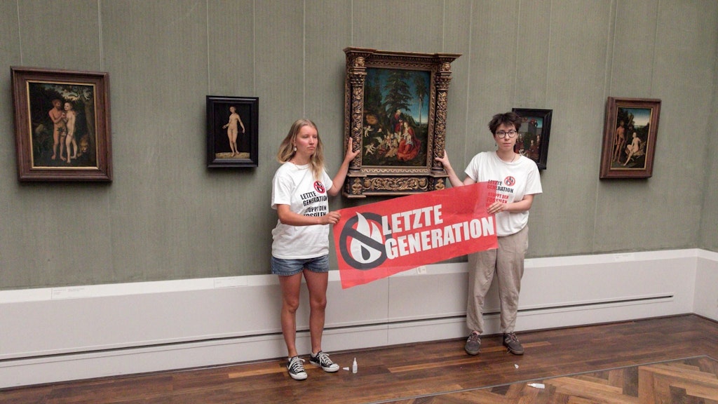 Aktivisten der Letzten Generation kleben sich in der Berliner Gemäldegalerie an einem Gemälde von Lucas Cranach fest.