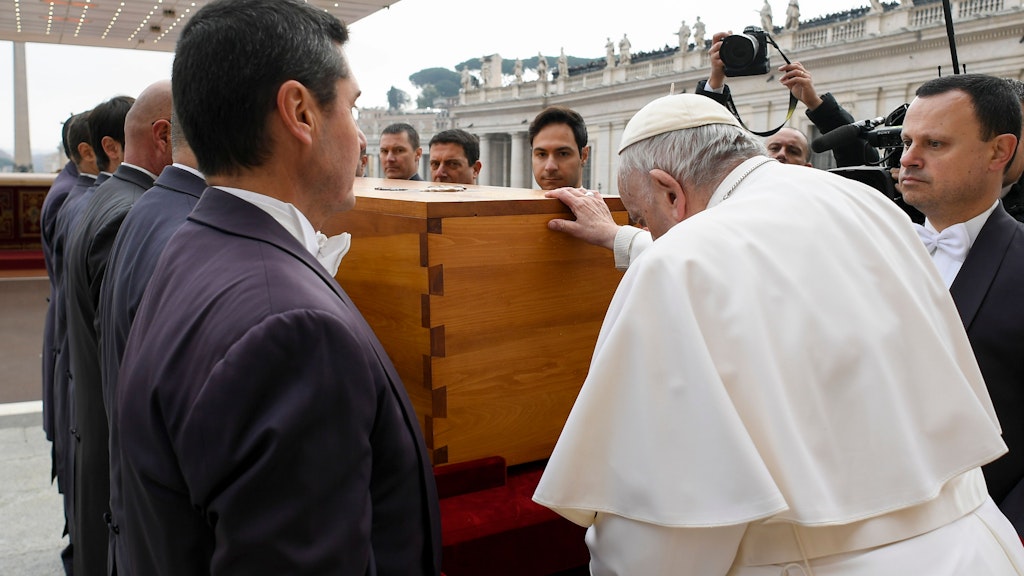 Papst Franziskus berührt Benedikts Sarg, bevor er zur Beisetzung in den Petersdom gebracht wird.