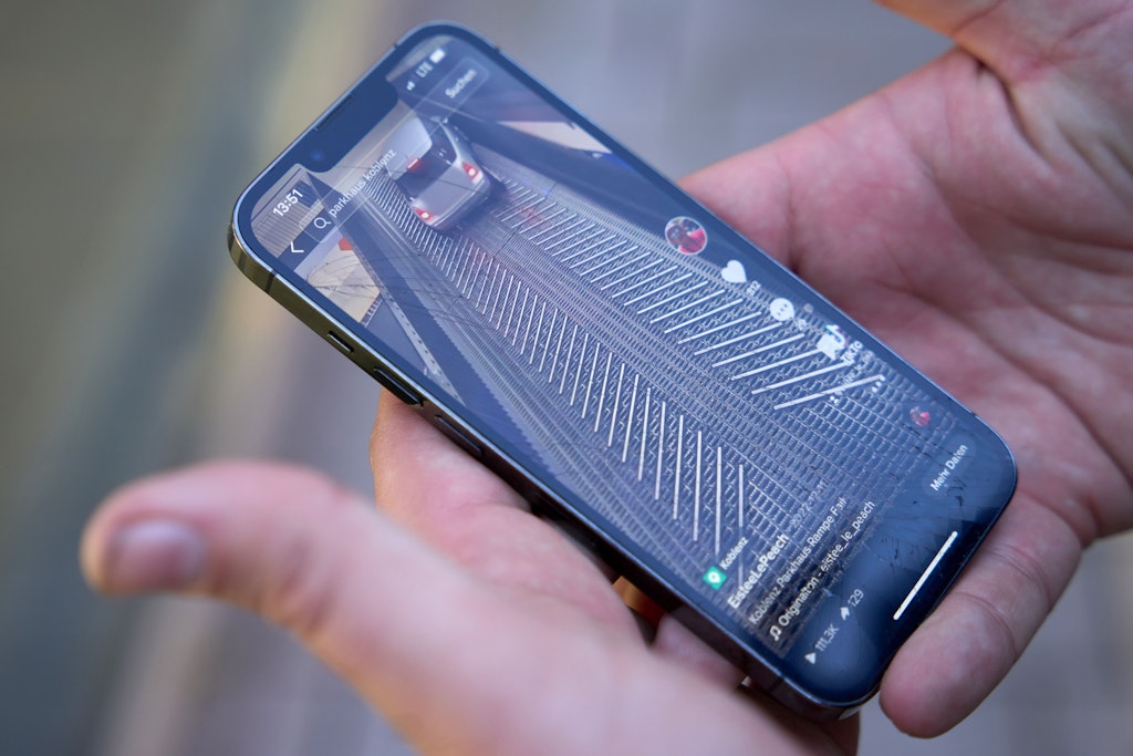 Blogger und Webvideoproduzent «EisteeLePeach» zeigt auf seinem Handy Videos von Autos, die er dabei gefilmt hat, wie sie auf einer Rampe in einem Parkhaus ausrutschen. 