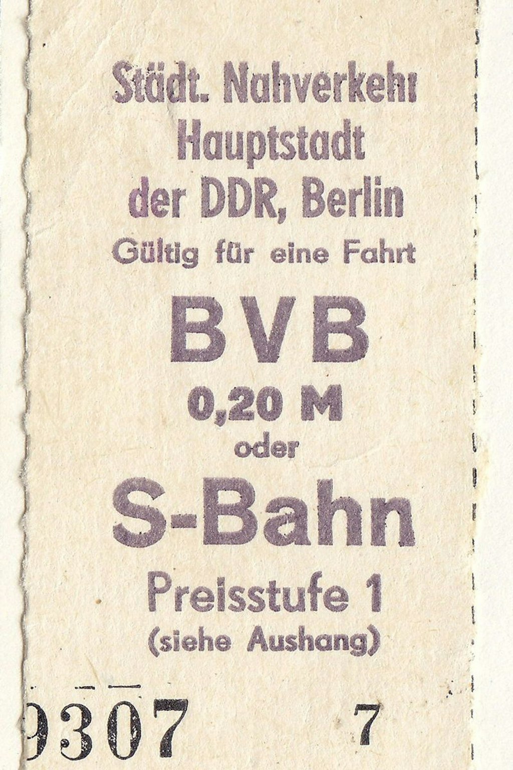 Ein Einzelfahrschein für 20 Pfennig. Von 1949 an galt dieser Tarif in Ost-Berlin.
