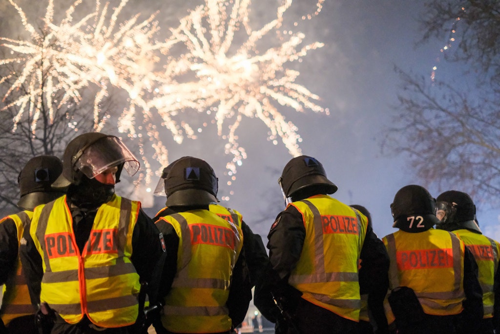 Polizisten bei einem Feuerwerk (Symbolbild).