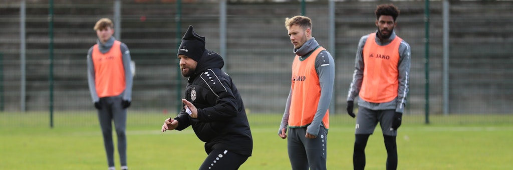 BFC-Trainer Heiner Backhaus macht es im Training seinen Spielern vor. 