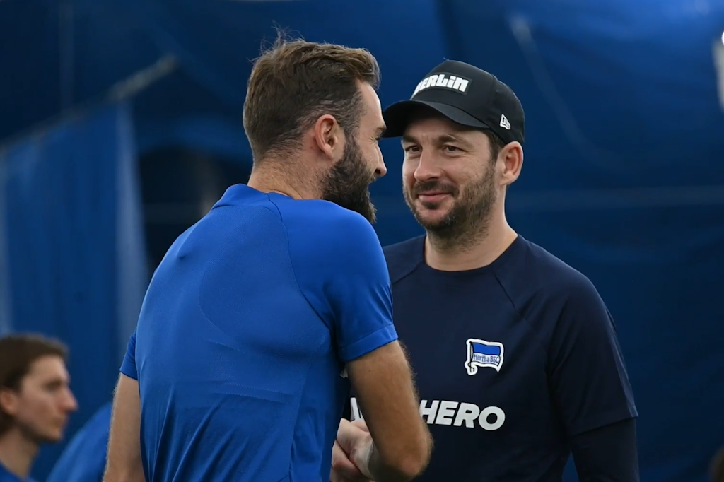 Während des Trainings unterhalten sich Sandro Schwarz und Lucas Tousart, zum Abschluss gibt es einen Handschlag zwischen beiden. 