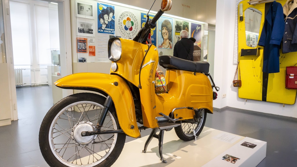 Moped der Marke Schwalbe, im Dokumentationszentrum der Alltagskultur der DDR im Wohngebiet 2 in Eisenhüttenstadt. 