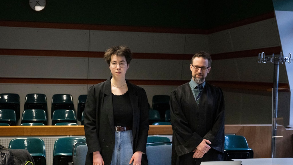 Klima-Kleberin Lina E. mit ihrem Verteidiger Christian Mertens 