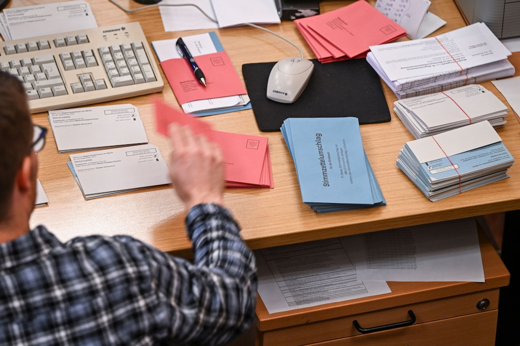 Mitarbeiter bereiten Wahlunterlagen für die Briefwahl vor. Zu Beginn der Briefwahl für die Berliner Wiederholungswahlen am 12. Februar werden bei einem Pressetermin im Rathaus Zehlendorf die Vorbereitungen vorgestellt. Nicht alles ging dabei glatt. 