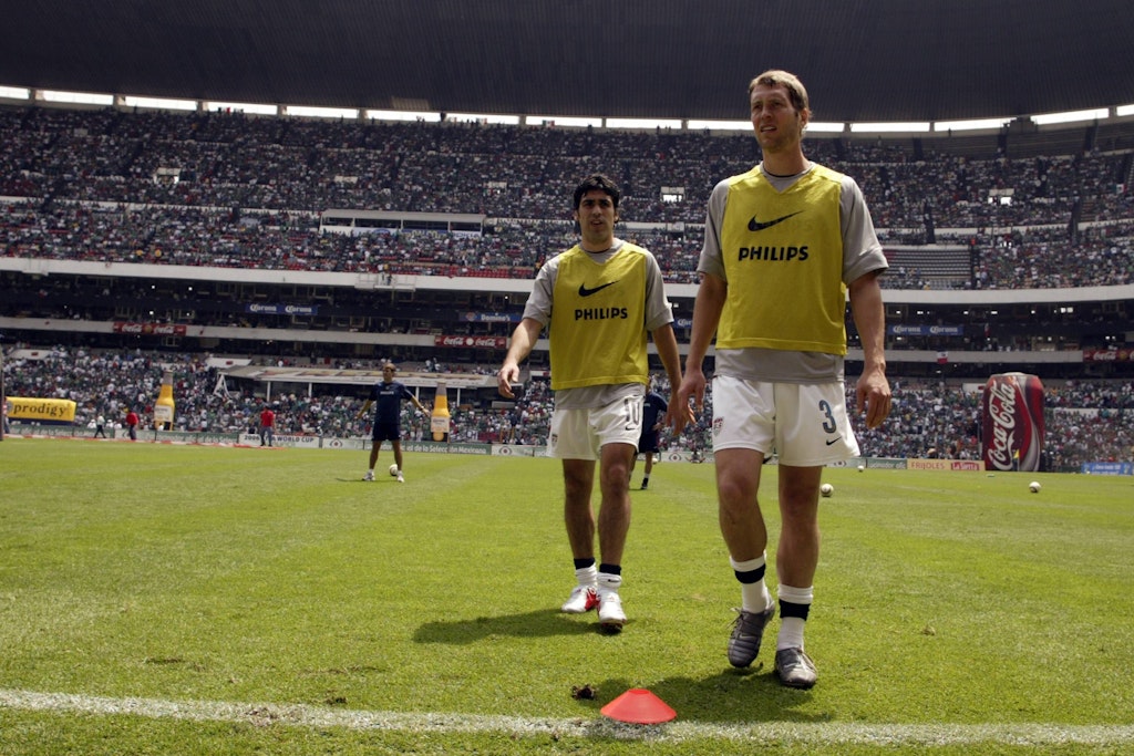 2005 waren Gregg Berhalter (r.) und Claudio Reyna noch Teamkollegen. Jetzt sorgen sie für einen Soccer-Skandal in den USA.