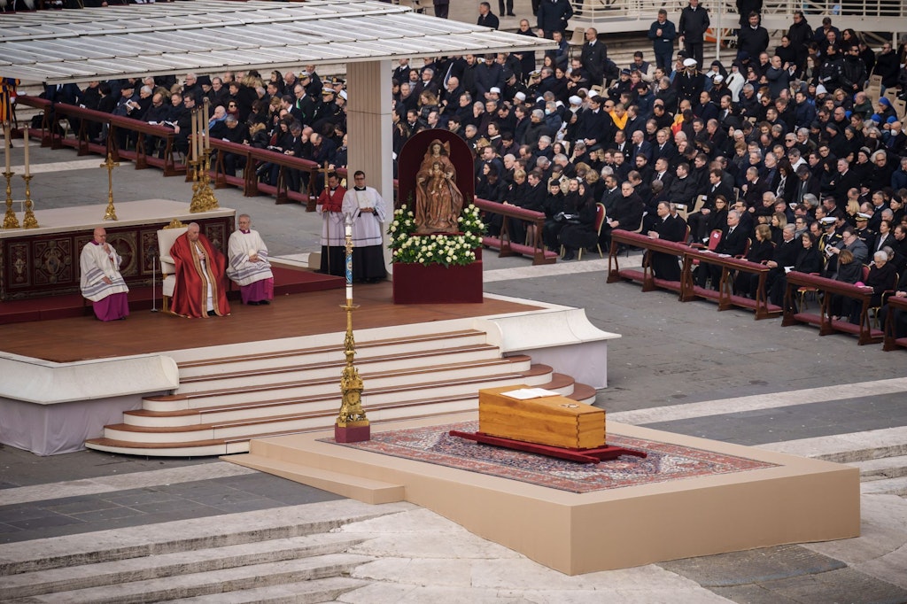 Papst Franziskus hält das Requiem auf dem Petersplatz.