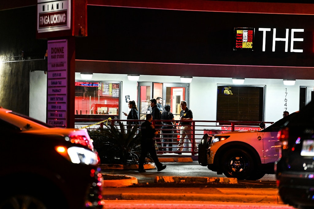 Die Polizei von Miami Gardens an dem Restaurant „The Licking“, wo bei einer Schießerei mehrere Menschen verletzt wurden. 