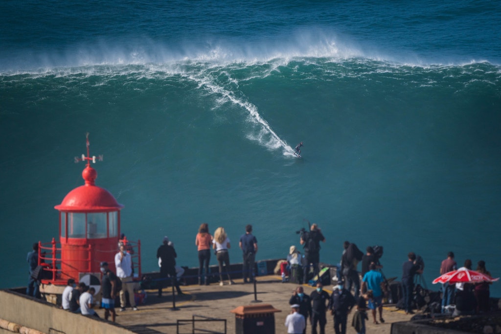 Der Big-Wave-Surfer Sebastian Steudtner aus Deutschland reitet am Praia do Norte oder Nordstrand auf einer großen Welle. (Archivbild)
