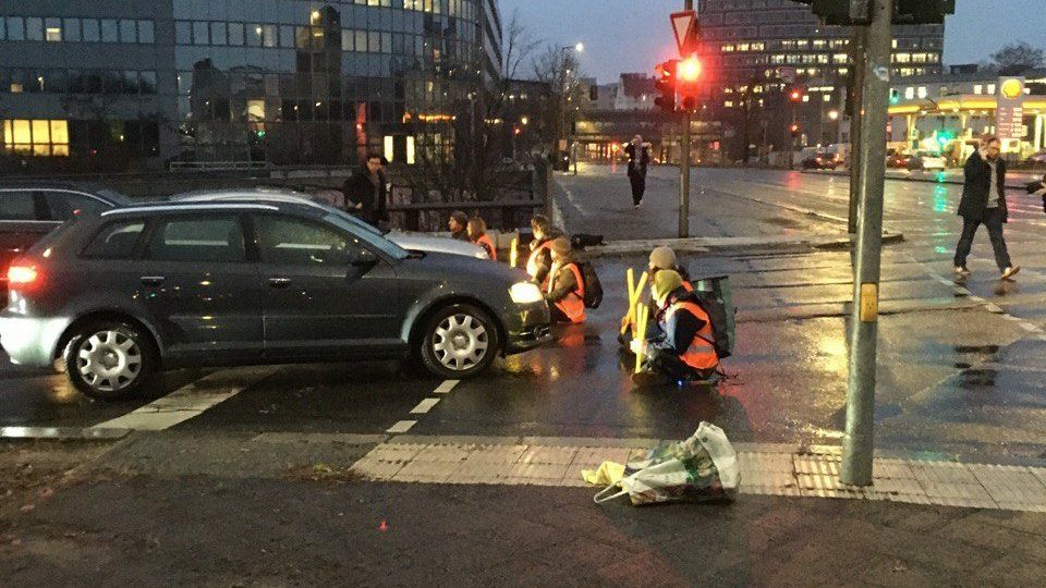 25 Minuten Stau: Klima-Kleber Bringen Verkehr Auf Der A100 Und Der A111 ...