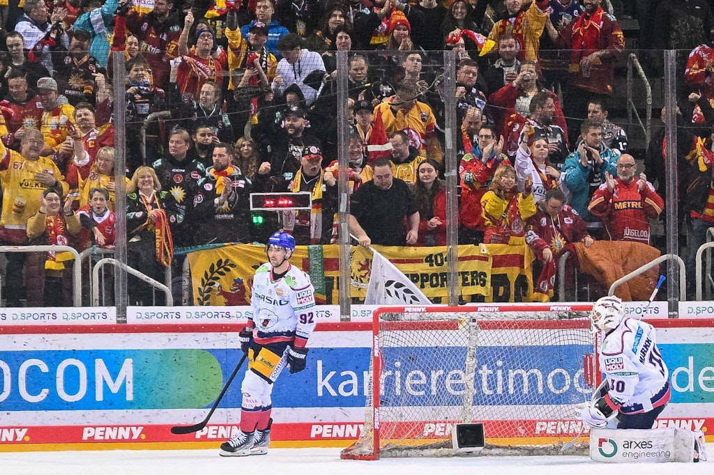 Das ist so bitter: Auf der Tribüne freuen sich die DEG-Fans über das 1:1, auf dem Eis entgleisen Marcel Noebels (l.) und Torwart Juho Markkanen die Gesichtszüge.