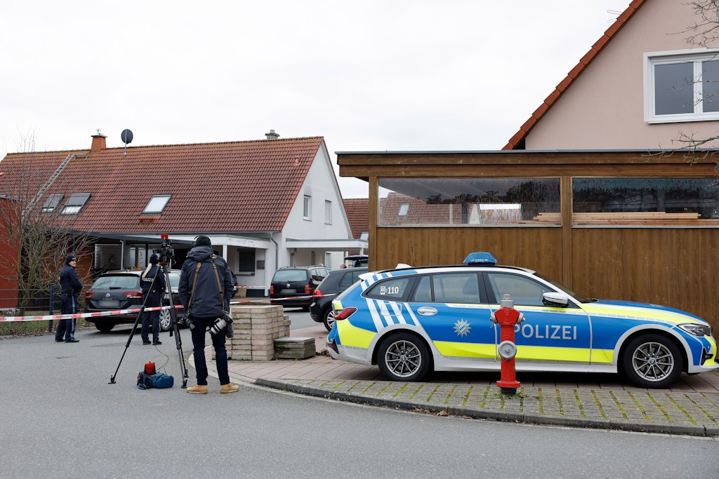 Eine Gewalttat hat am Freitag den 6800-Einwohner-Ort Weisendorf nahe Erlangen in Mittelfranken erschüttert. 