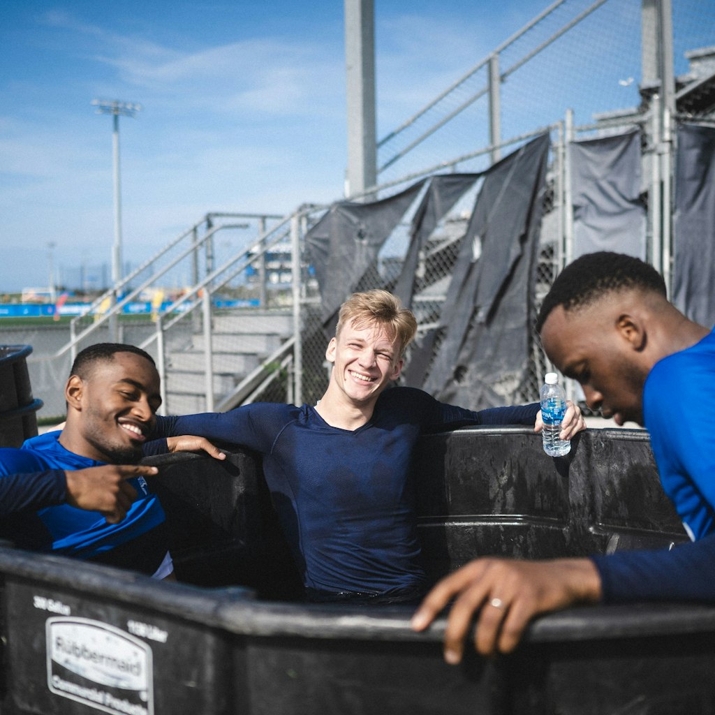 Hertha goalkeeper Oliver Christensen has a lot of fun in the ice bin with Myziane Maolida and Dodi Lukebakio.