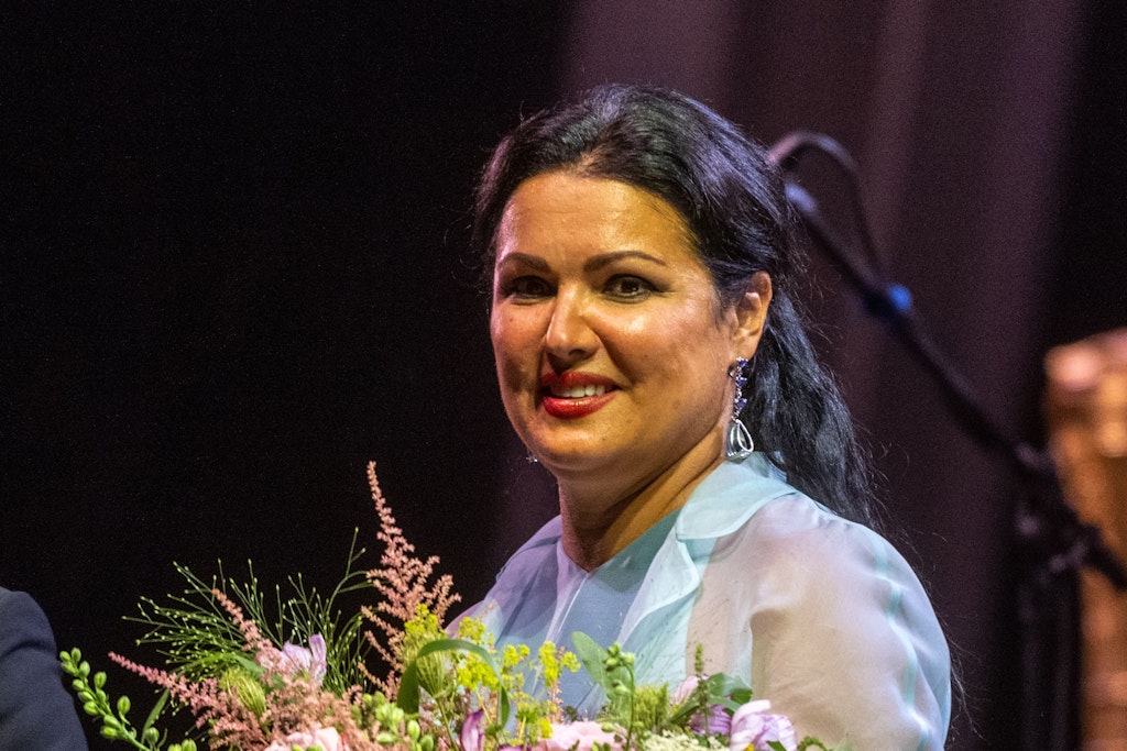 Der russische Opernstar Anna Netrebko auf einem Foto aus dem Sommer 2022. Die Ukraine hat die bekannte russische Sängerin jetzt auf eine Sanktionsliste gesetzt. 