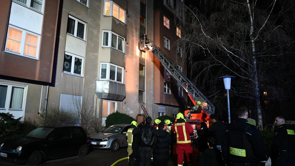 Mit einer Drehleiter wurden in der Teupizer Straße in Neukölln mehrere Menschen aus einem Haus gerettet.