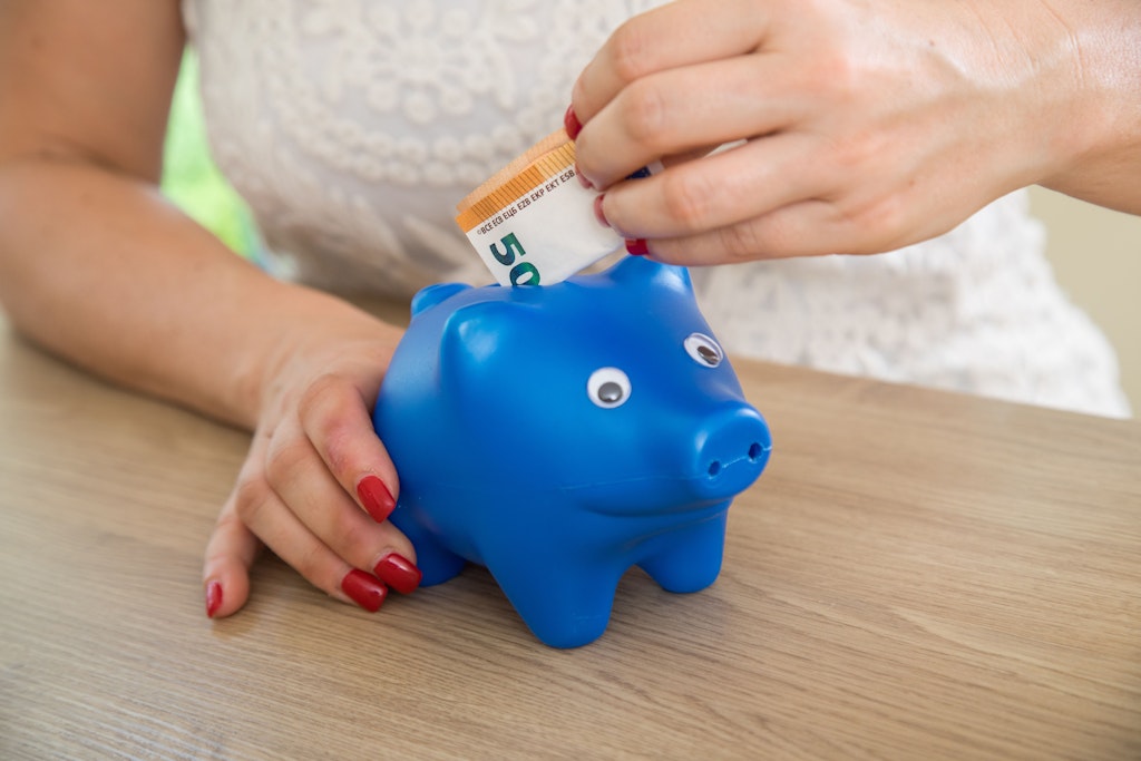 Ob in die Spardose oder aufs Konto damit: Wer übers Jahr hinweg konsequent Geld zur Seite legt, kann sich am Ende des Jahres über ein kleines Vermögen freuen. 