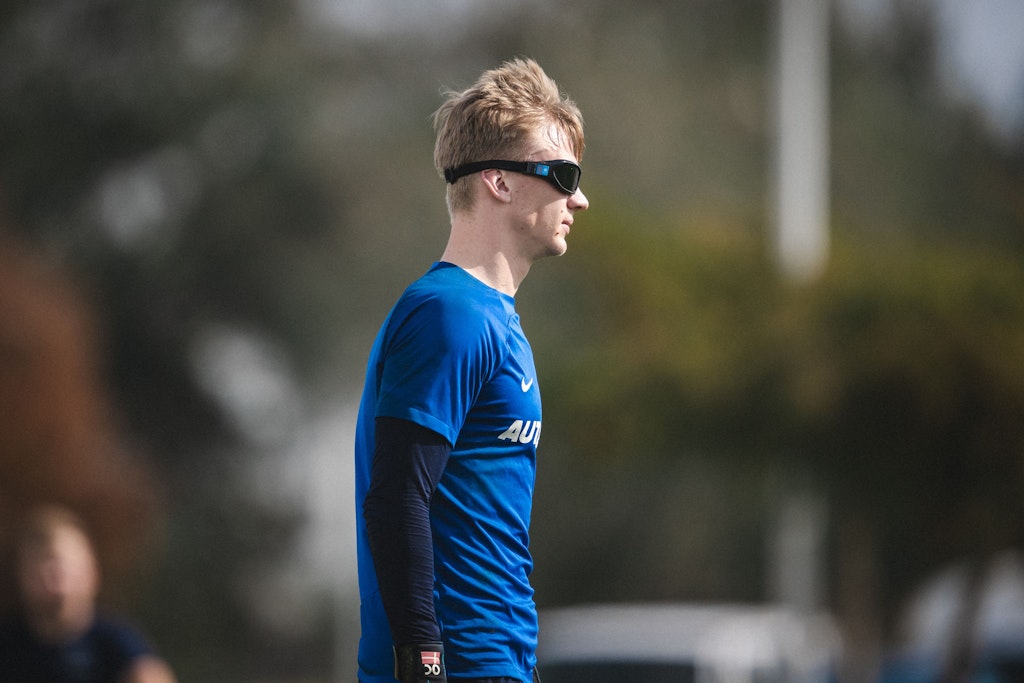 Achtung, das ist keine Sonnenbrille für Florida-Wetter! Oliver Christensen im Spezialtraining mit Stroboskop-Brille für höhere Reaktionsgeschwindigkeit.