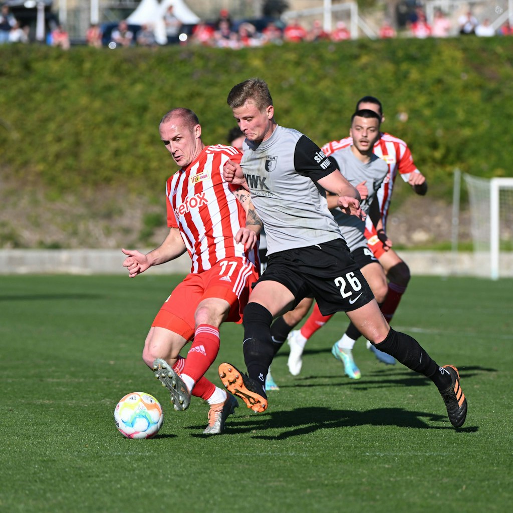 Sven Michel (l.) traf zweimal gegen Augsburg für den 1. FC Union.
