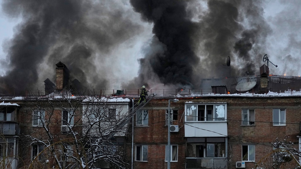 Feuerwehrleute im löschen im westukrainischen Uschhorod ein bei einem Raketenangriff in Brand geschossenes Wohnhaus