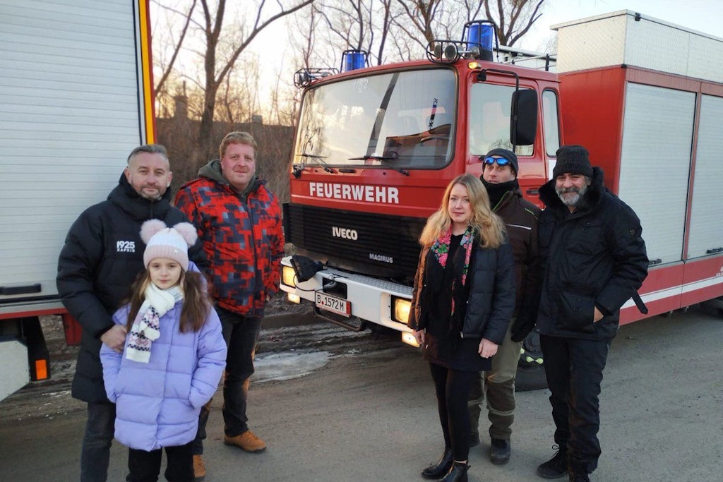 Charkiw, minus 12 Grad: Die Fahrer Michael Bockelkamp (rote Jacke) und Dennis Metzler (Sonnenbrille) haben die gespendeten Feuerwehrautos gebracht. Vor ihnen Serhij Zhadan mit Tochter Maria, die ihn zum orthodoxen Weihnachtsfest besuchte, Liane Bednarz und Deniz Yücel.