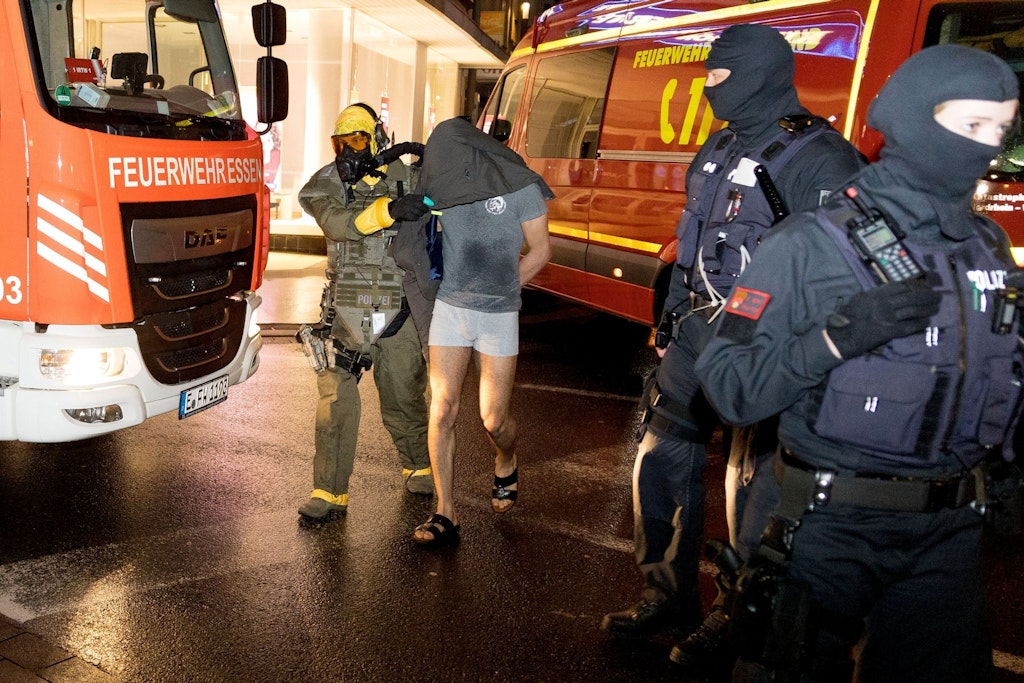 Der mutmaßliche Terrorist wurde in Unterhose und T-Shirt abgeführt.