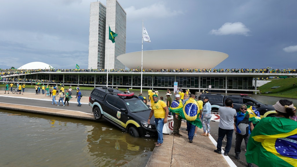 Anhänger des ehemaligen brasilianischen Präsidenten Bolsonaro versuchen, den Kongress in der Hauptstadt Brasilia zu stürmen.