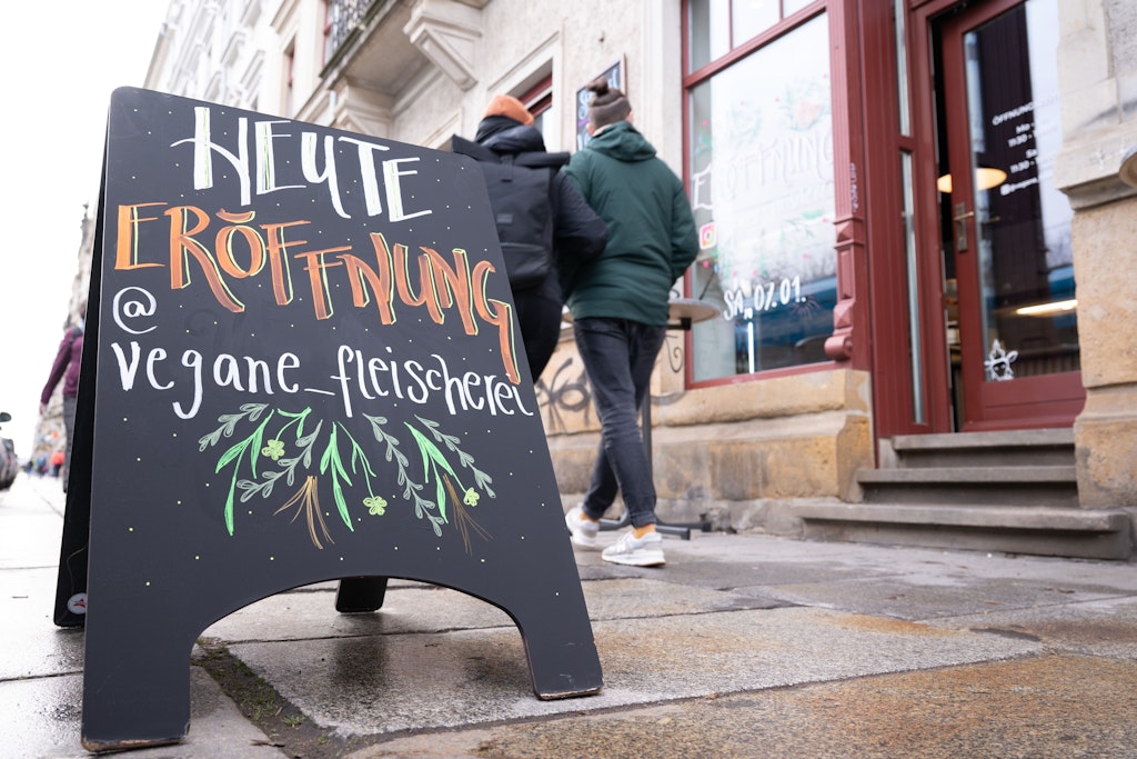 In Dresden hat eine vegane Fleischerei mit pflanzlichen Ersatzprodukten eröffnet.