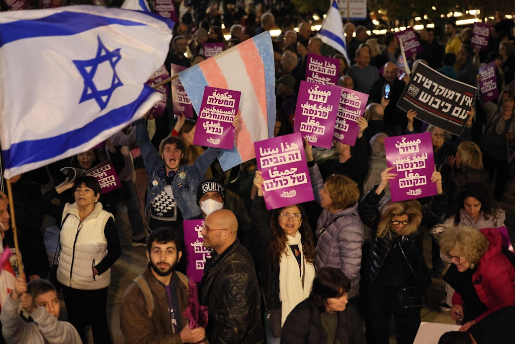 Auf der Demonstration wehte die Israelische Flagge neben der Trans-Rights-Flagge.
