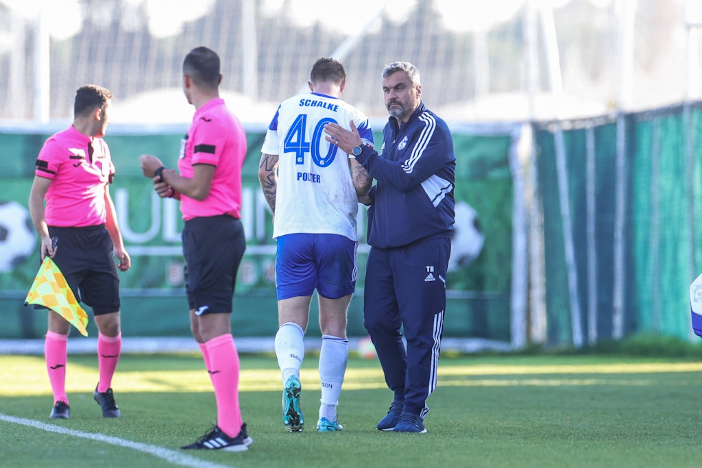 Schalke-Coach Thomas Reis ahnt es bereits: Stürmer Sebastian Polter hat sich schwer am Knie verletzt.