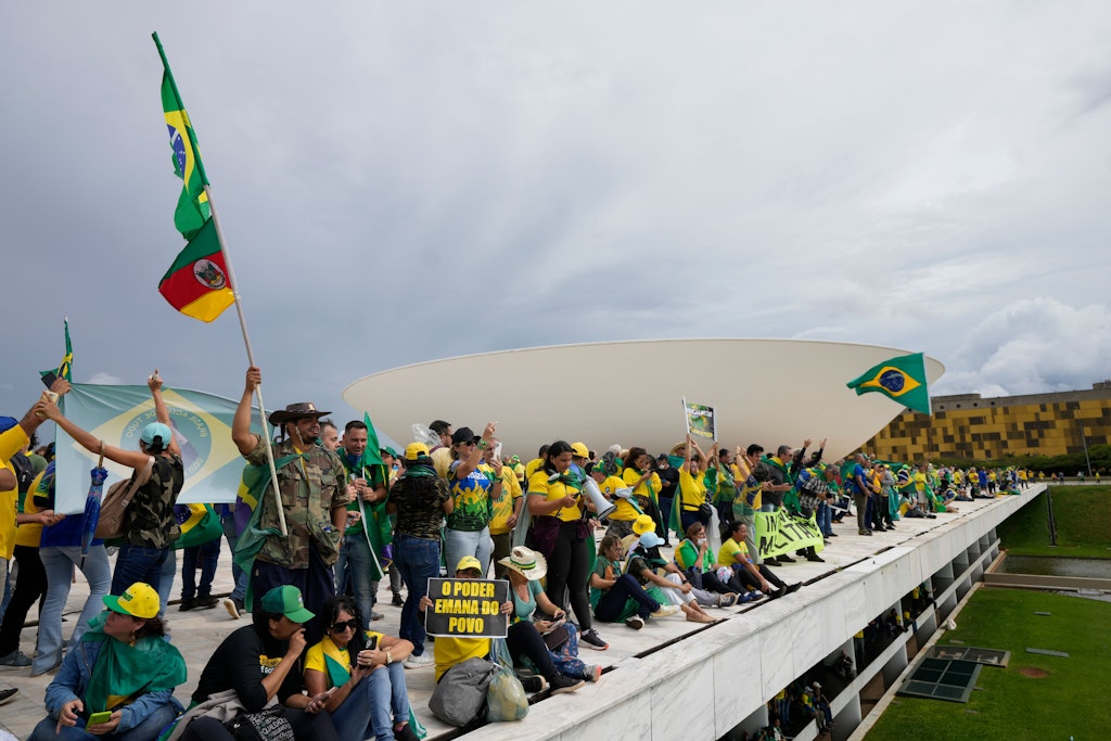 Anhänger des ehemaligen brasilianischen Präsidenten Bolsonaro stehen auf dem Dach des Kongressgebäudes. Sie drangen auf das Gelände des Parlaments vor und gelangten auf das Dach des Gebäudes. Foto: 
