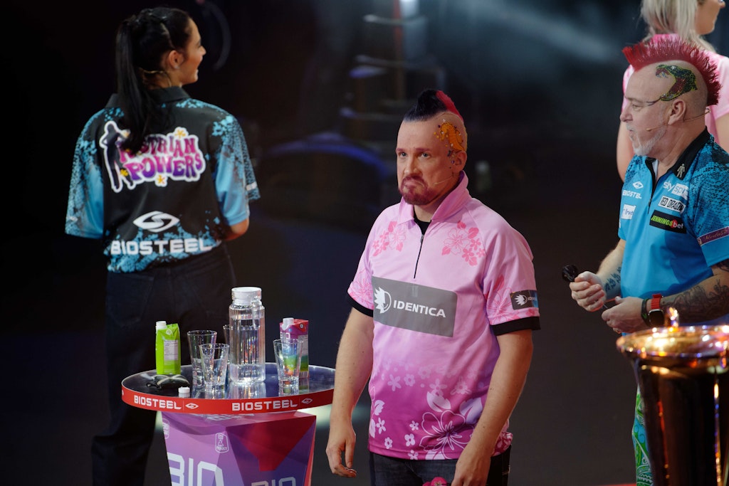 Oliver Pocher (Mitte) hatte gegen seine Frau Amira und ihren Darts-Partner Peter Wright keine Chance.