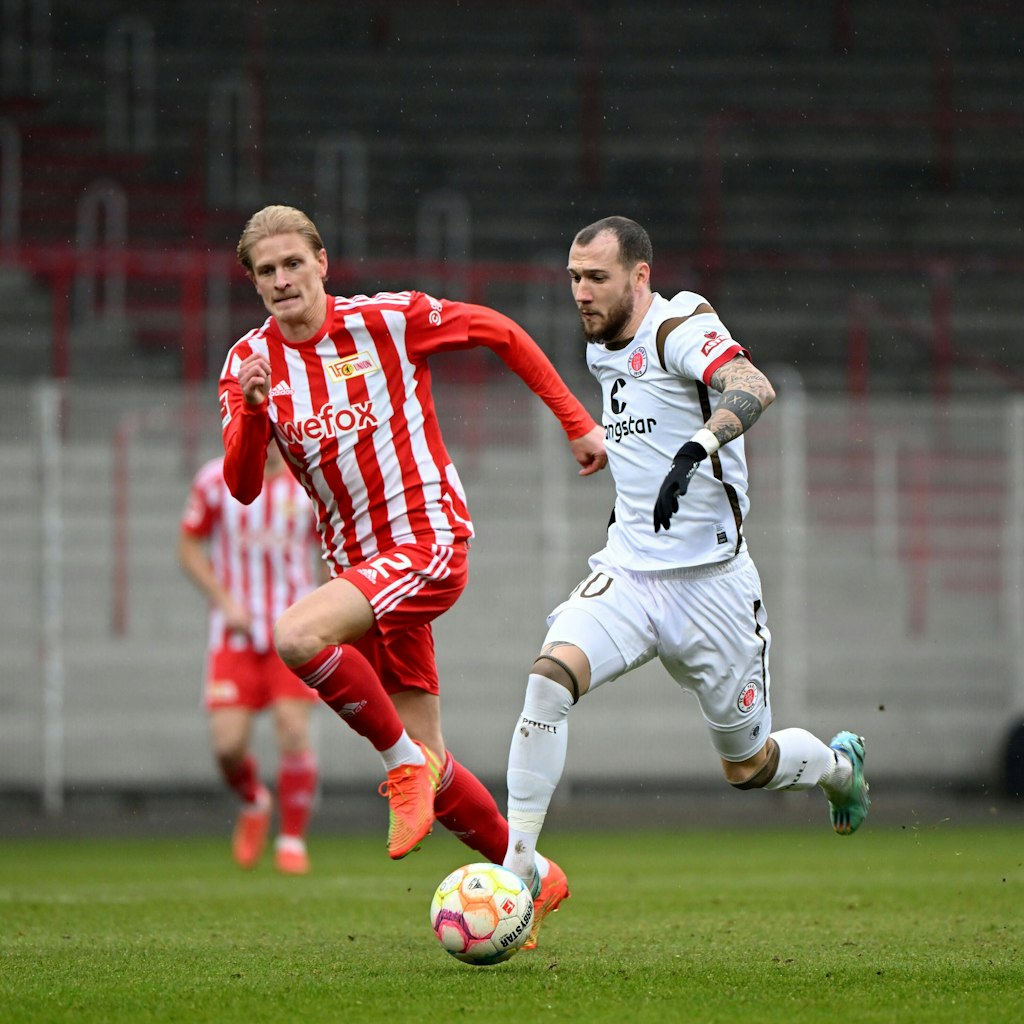 Marcel Hartel, hier beim Test vor Weihnachten im Zweikampf mit Unions Morten Thorsby, ist bei St. Pauli eine feste Größe.