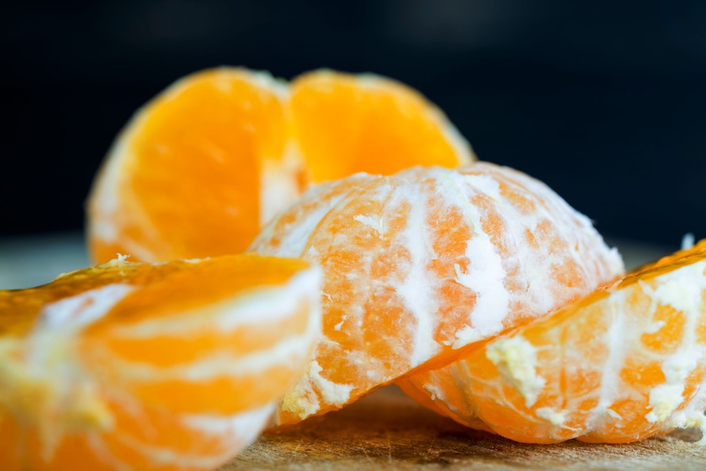 Schält man Orangen oder Mandarinen, bleibt mal mehr, mal weniger von der weißen Haut übrig.